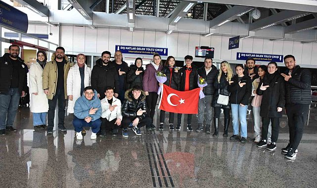 Avrupa üçüncüsü Rana Gözübüyük çiçeklerle karşılandı