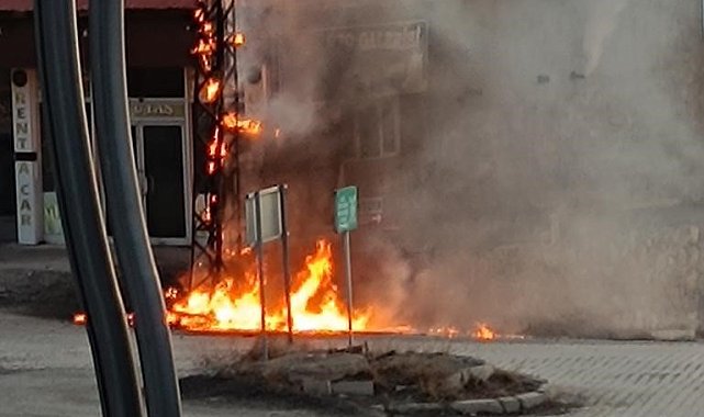 Başkale'de elektrik direği alevlere teslim oldu