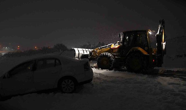 Battalgazi'de karda mahsur kalan araç kurtarıldı