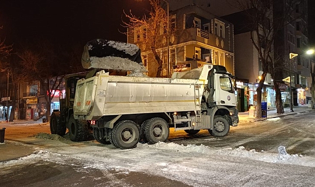 Belediye ekiplerinden karla mücadele mesaisi 