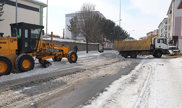 Belediye ekiplerinin kar temizlik mesaisi sürüyor