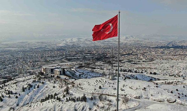 Beyaz gelinliğini giyen Elazığ'da dondurucu soğuklar başladı