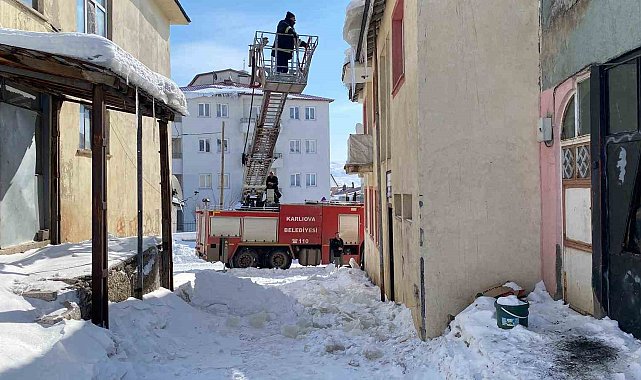 Bingöl'de tehlike oluşturan buz sarkıtları itfaiye ekipleri tarafından temizlendi