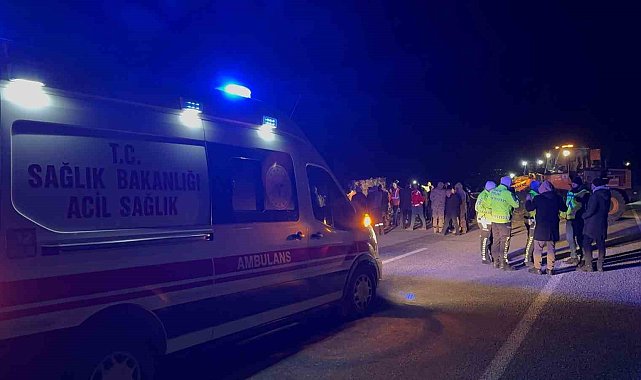 Bitlis'te kaçak göçmen taşıyan tırın gizli bölmesi çöktü: 1 ölü, 4 yaralı