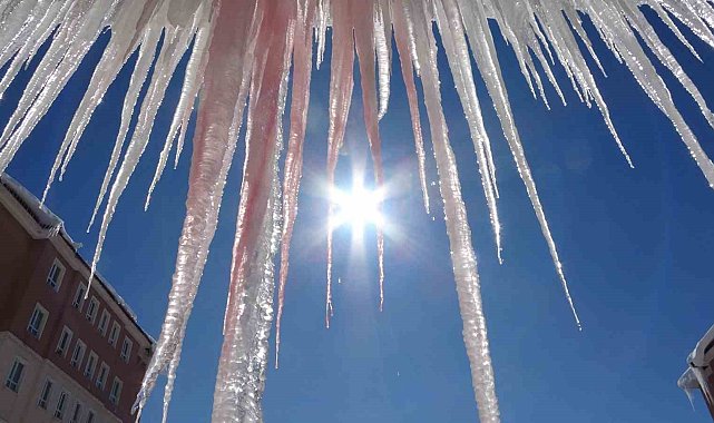 Bitlis'te kar yağışı durdu, ortalık buz kesti