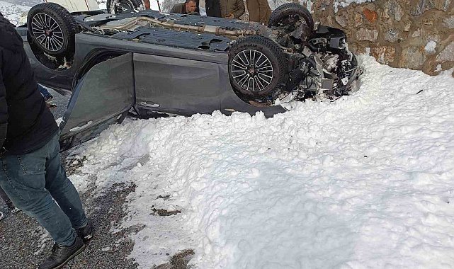 Bitlis'te otomobil takla attı: 2 yaralı