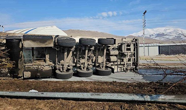 Bitlis'te plastik hammadde yüklü tır devrildi