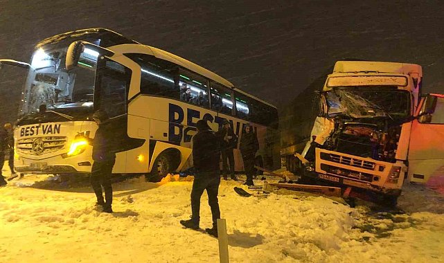 Bitlis'te tır ile otobüs çarpıştı: 2 kişi yaralandı