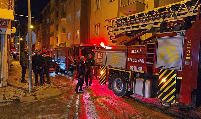 Çatı katından çıkan dumanlar itfaiyeyi alarma geçirdi