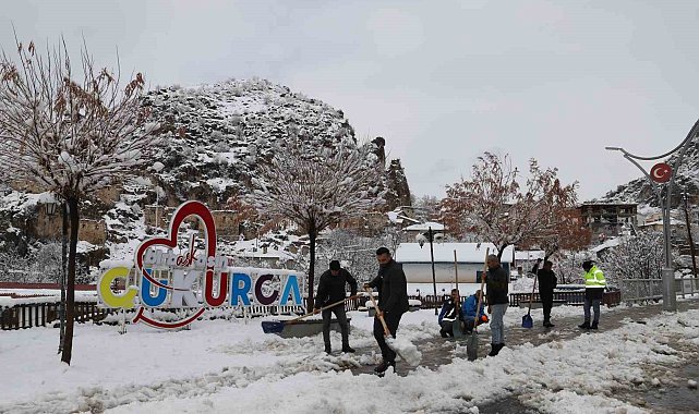 Çukurca Belediyesinden yol temizleme çalışması