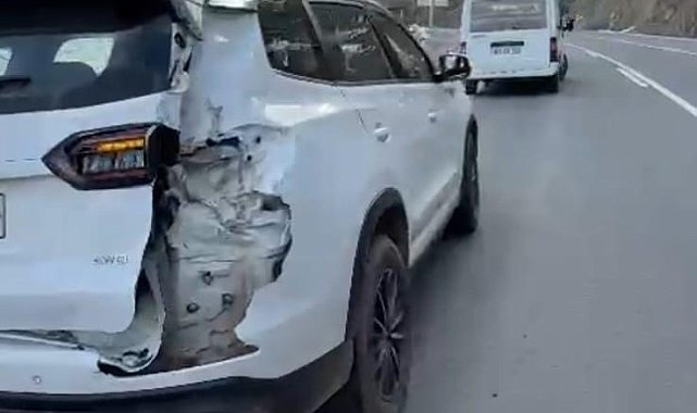 Dağdan kopan kayalar aracın üzerine düştü