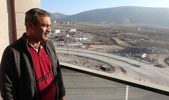 Depremde 2 evi yıkılan depremzedenin ev sevinci