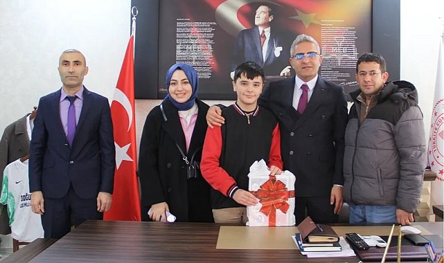 Doğubayazıt'ta başarılı öğrenciye ödül verildi
