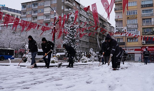 Elazığ Belediyesi karla mücadele çalışmalarını aralıksız sürdürüyor