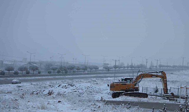 Elazığ güne karla uyandı