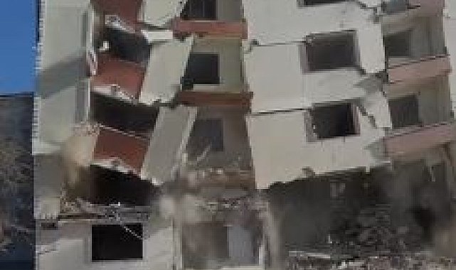 Elazığ'da ağır hasarlı bina tek dokunuşla yıkıldı