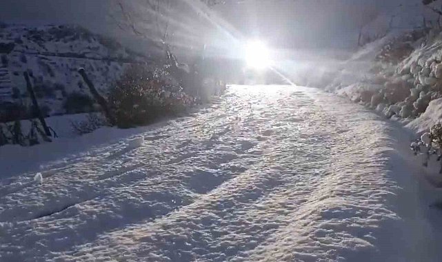 Elazığ'da aracı ile karda mahsur kalan vatandaş kurtarıldı