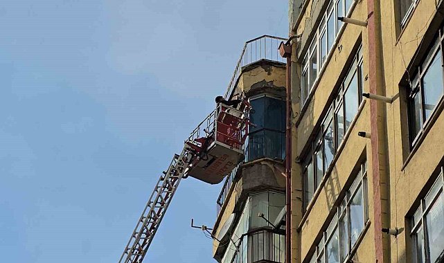 Elazığ'da binanın dış cephe sıvaları döküldü, itfaiye ve polis alarma geçti
