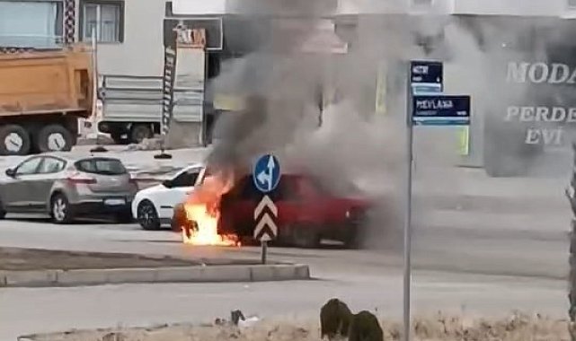 Elazığ'da Fiat Tofaş araç alev alev yandı