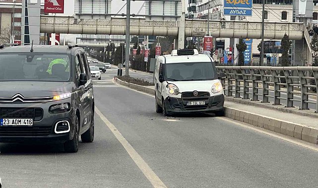 Elazığ'da hafif ticari araçlar çarpıştı