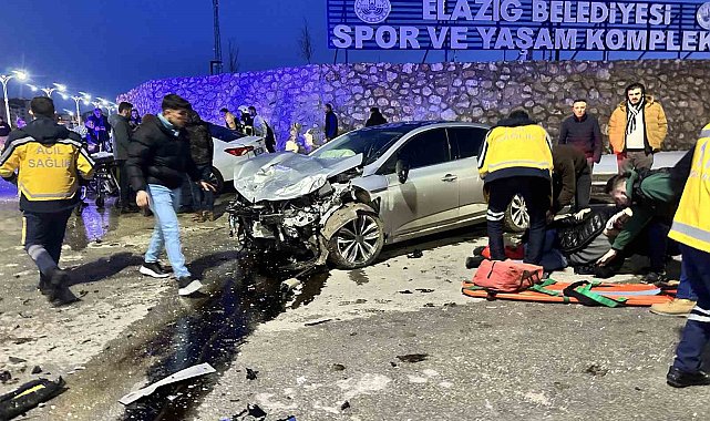 Elazığ'da iki otomobil çarpıştı: 2'si ağır 3 yaralı