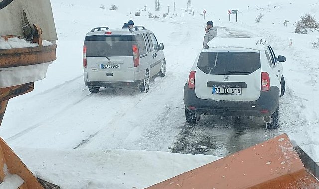 Elazığ'da kar yağışında yolda kalan araçlar, ekipler tarafından kurtarıldı