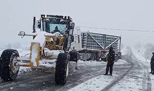 Elazığ'da kar yağışında yolda kalan tırlar, ekipler tarafından kurtarıldı