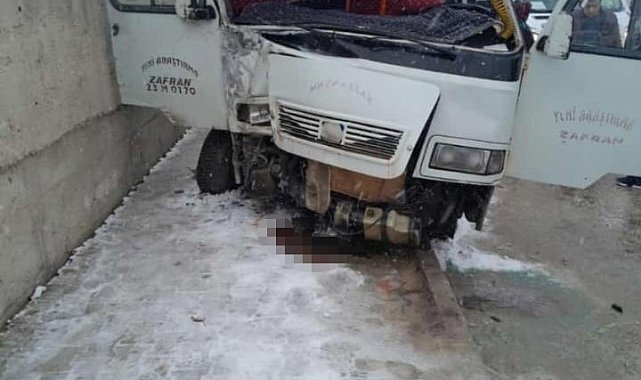 Elazığ'da minibüs istinat duvarına çarptı: 9 yaralı