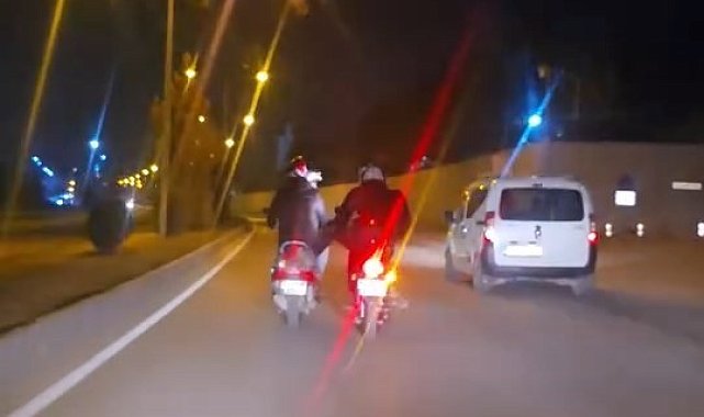 Elazığ'da motosikletlilerin tehlikeli yolculuğu kamerada
