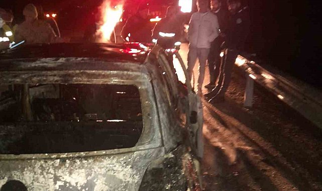 Elazığ'da seyir halindeki araç alev aldı