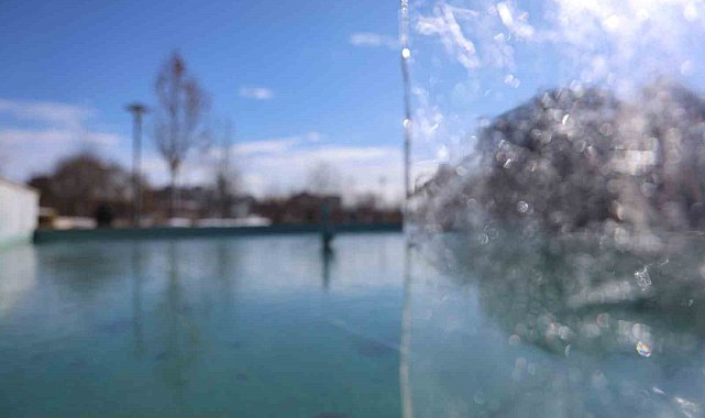 Elazığ'da soğuk hava etkili oldu, süs havuzu buz tuttu