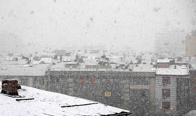 Elazığ'da yoğun kar yağışı başladı
