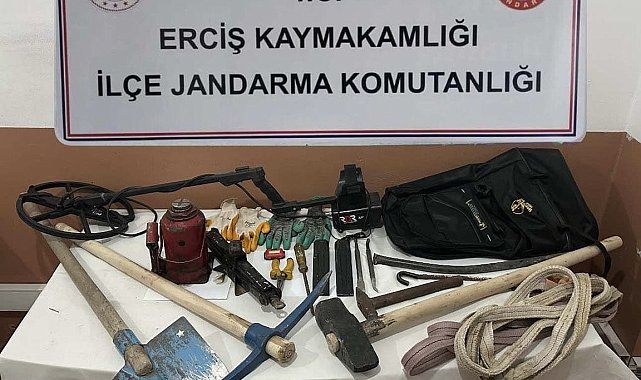 Erciş'te kaçak kazı yapan 4 kişi suçüstü yakalandı