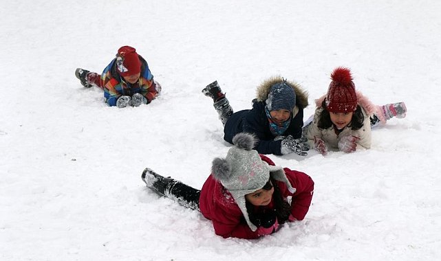 Erzincan güne kar yağışıyla uyandı, çocuklar karın tadını doyasıya çıkardı