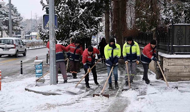 Erzincan'da belediye ekipleri kar küreme çalışması yaptı