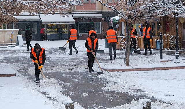 Erzincan'da belediye ekipleri kar küreme çalışması yaptı