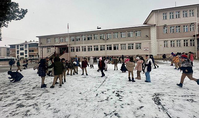 Erzincan'da kar yağışı görsel şölen oluşturdu: beyaza bürünen kentte çocuklar kartopu oynadı