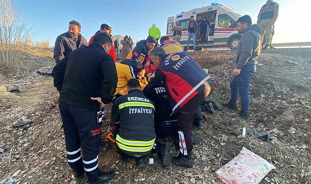 Erzincan'da otomobil şarampole devrildi: 4 yaralı