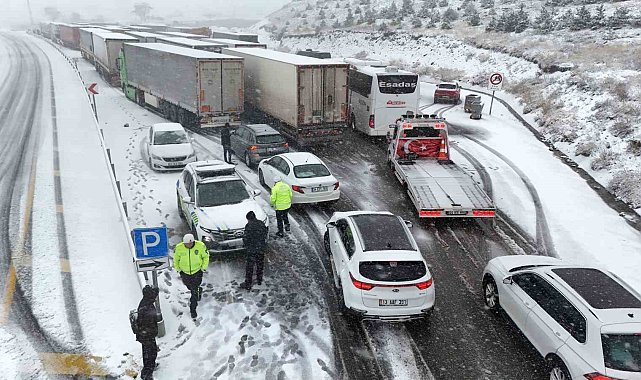 Erzincan'da Sakaltutan ve Ahmediye geçitlerinde kar ulaşıma engel oldu
