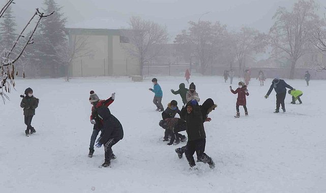Erzincan'ın Refahiye ilçesinde eğitime kar tatili