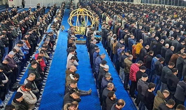 Erzincanlılar Berat Kandilinde camileri doldurdu