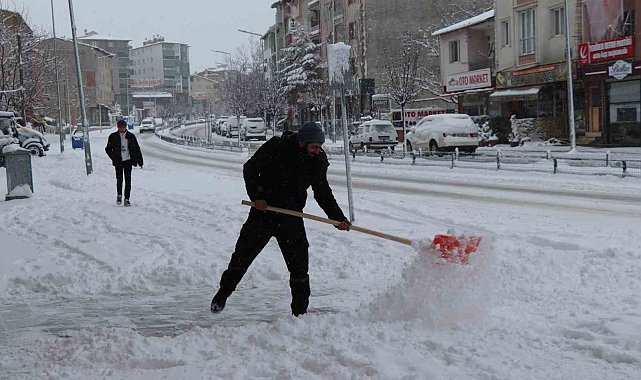 Erzurum'da kar yağışı ilçeleri adeta felç etti