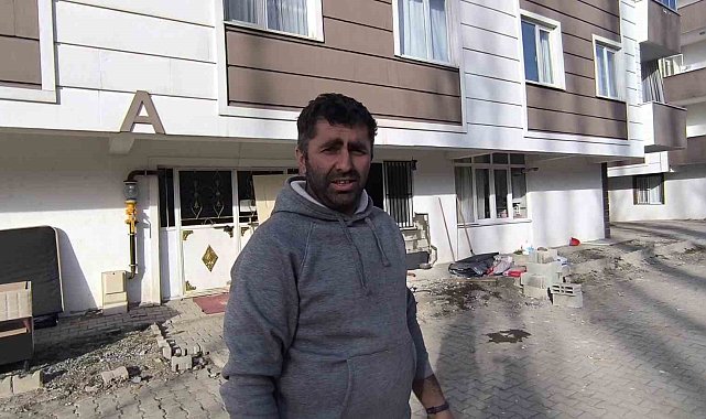 Fren yerine gaza basan sürücü evin yatak odasına girdi