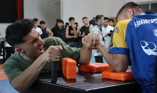 Hakkari'de bilek güreşi il birinciliği yapıldı