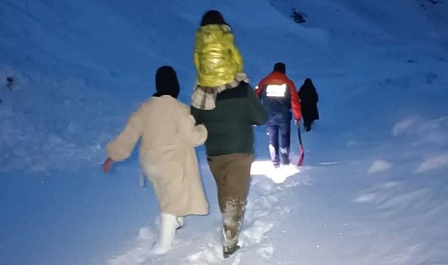 Hakkari'de kara saplanan araçtaki 5 kişi AFAD tarafından kurtarıldı