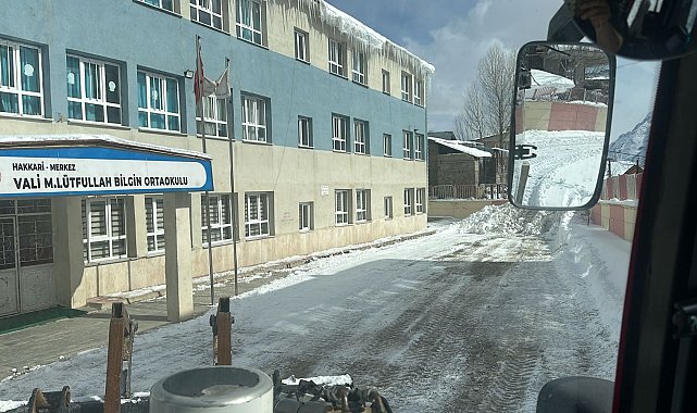 Hakkari'de okul önleri kardan temizlendi
