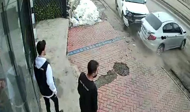 Hakkari'de otomobil park halindeki araca çarptı