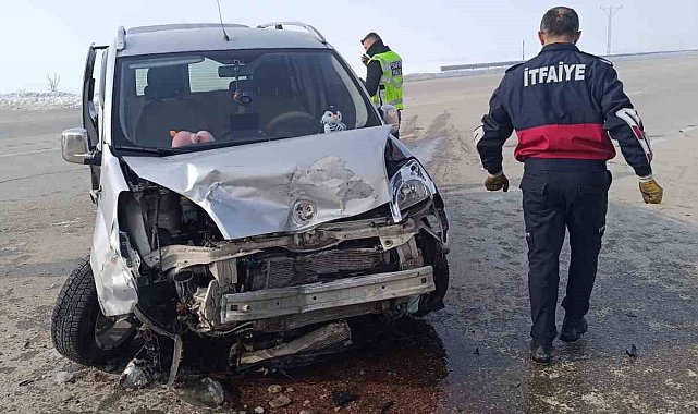 Hakkari'de otomobille kamyonet çarpıştı: 2 yaralı