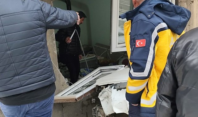 Hakkari'de park halindeki araç yokuş aşağı kayarak evin duvarını yıktı