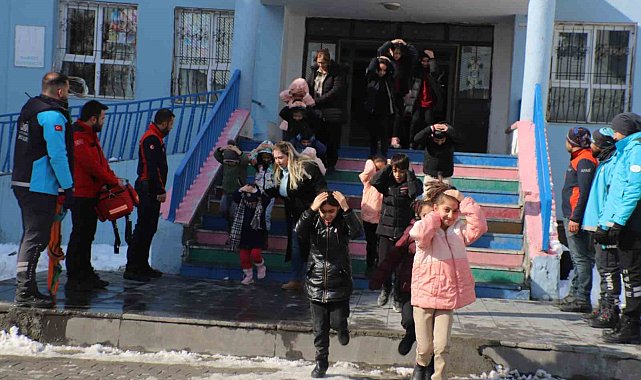 Hakkari'de "Deprem Anı ve Tahliye Tatbikatı" düzenlendi